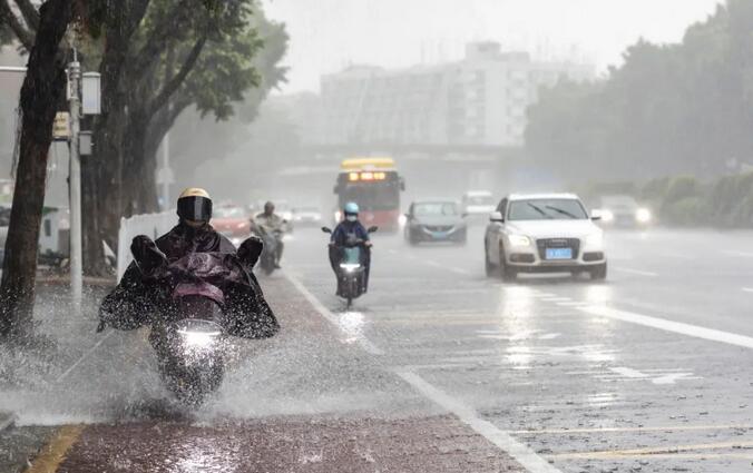 冷空氣攜暴雨來！部分地區「水浸街」，雨雨雨要下到什麼時候？周末天氣→ 