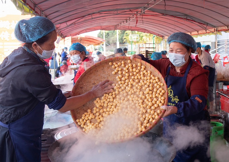 咸狗俐糖不甩  港人返屋企飽嘗「老味道」