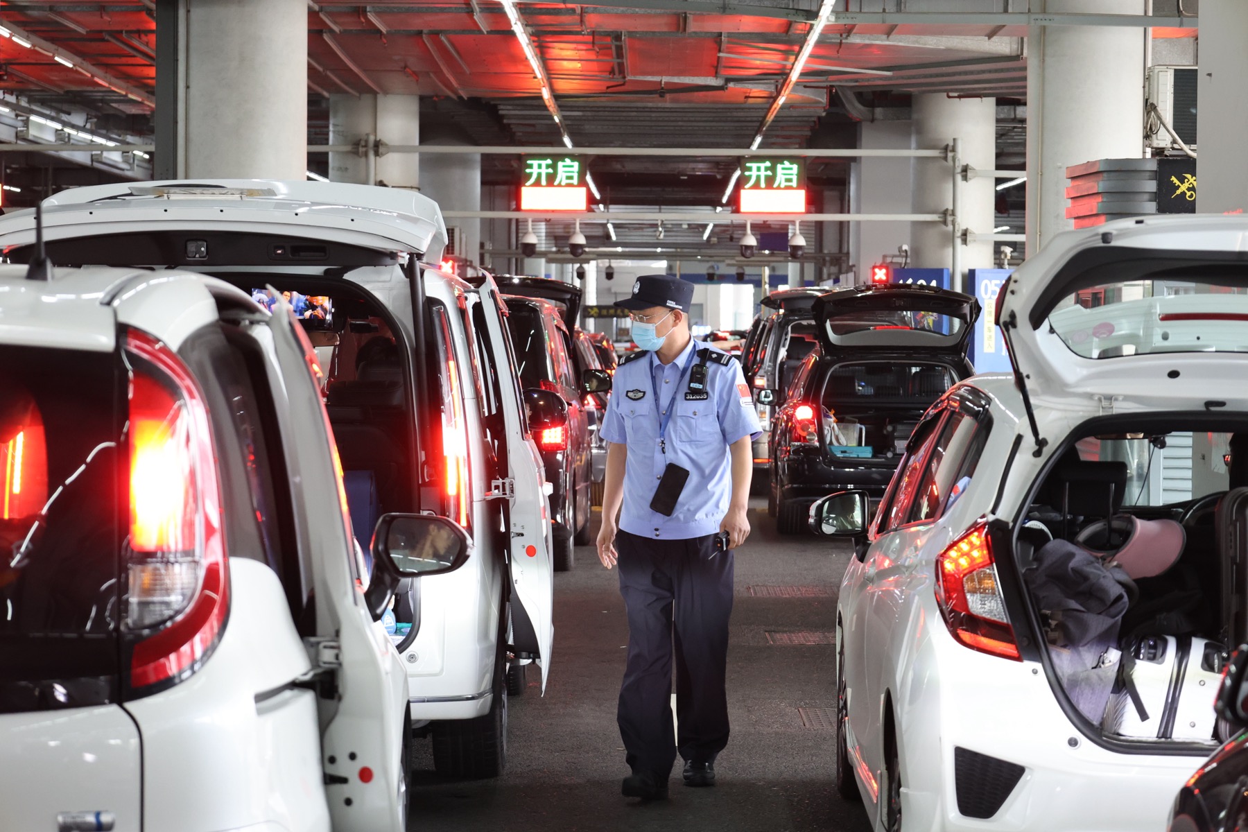 單日1.9萬輛次，港珠澳大橋珠海公路口岸車流連續2日刷新紀錄